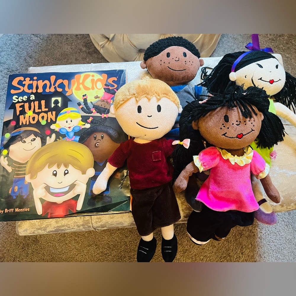 Stinky Kids See A Full Moon book and 4 piece Doll set